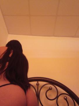 Delgadita hermosa complaciente en la cam