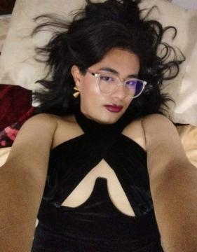 Fem / curvy / trava